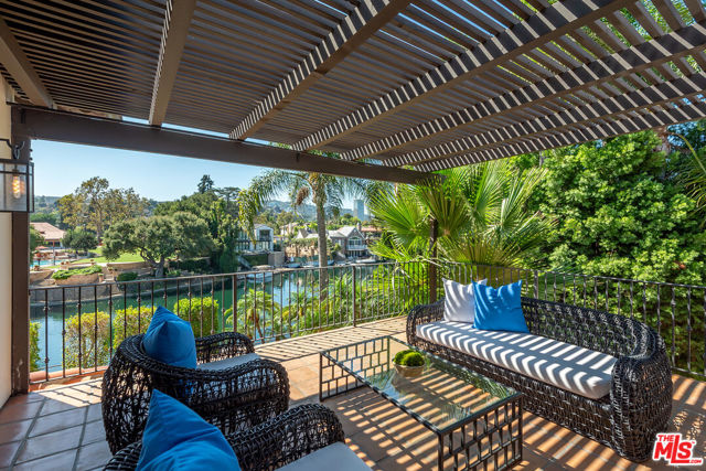 9928 Toluca Lake Avenue, Toluca Lake CA: https://media.crmls.org/mediaz/cc4d0b49-3203-4a88-8063-c12d009316e8.jpg