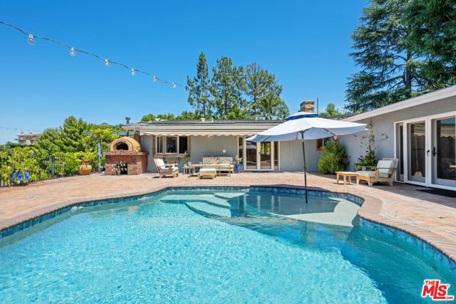 16582 Calneva Drive, Encino CA: https://media.crmls.org/mediaz/cc4d2303-639a-402b-aeaf-f3354d697d92.jpg