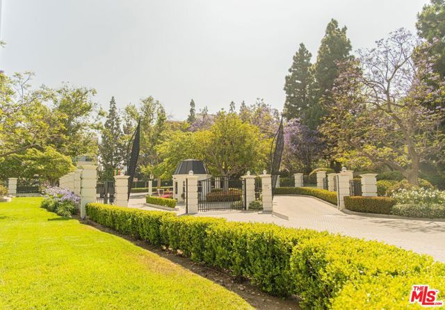 2220 Avenue Of The Stars, Los Angeles CA: https://media.crmls.org/mediaz/cc4d93a1-5ff5-44a1-be53-bb4e54be0298.jpg