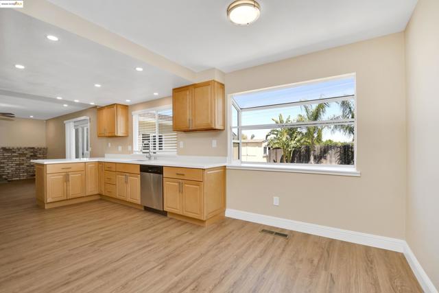 2086 Oakridge Ln, Pittsburg CA: https://media.crmls.org/mediaz/cc4dc6ca-9a0f-4f9d-95f9-f57f631e802c.jpg