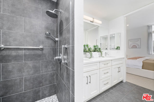 350 S Spalding Drive, Beverly Hills CA: https://media.crmls.org/mediaz/cc4de15b-2ce7-42ce-ae0b-00b5ee170597.jpg