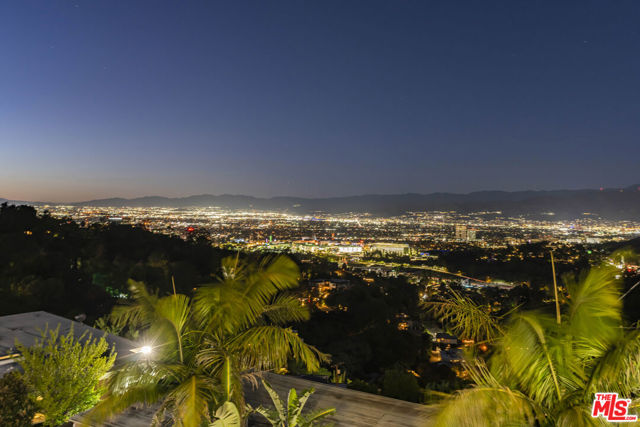 7308 Pacific View Drive, Los Angeles CA: https://media.crmls.org/mediaz/cc4e8ecb-2ebd-416a-9a8d-6298cd65458a.jpg