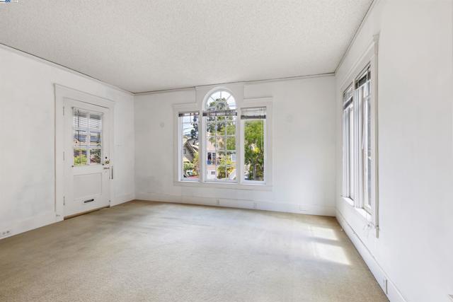 4011 Brighton Ave, Oakland CA: https://media.crmls.org/mediaz/cc4ebade-eb31-48b4-8618-4cc33b71a71e.jpg