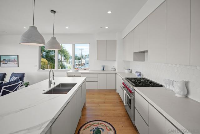 1014 5th St, Coronado CA: https://media.crmls.org/mediaz/cc4eeef9-e5c4-4c75-8e68-08421f4eb751.jpg