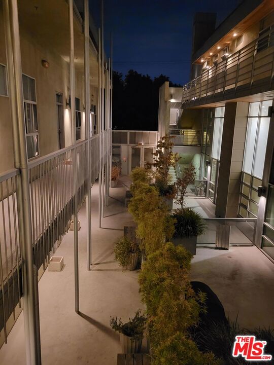 5806 Waring Avenue, Los Angeles CA: https://media.crmls.org/mediaz/cc4f81b6-2d7e-4645-8e91-03727b9afa77.jpg