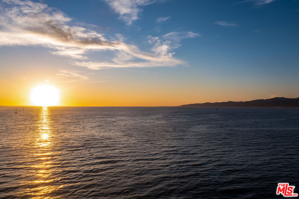 https://media.crmls.org/mediaz/cc4fcf58-6075-4a57-9850-57ec64b3768a.jpg?preset=X-Large
