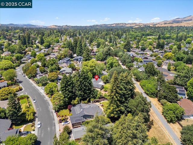 115 Saint Jean Ct, Danville CA: https://media.crmls.org/mediaz/cc50018c-fe7a-473e-8009-b3ce3aa66814.jpg