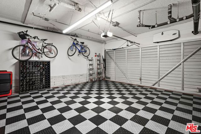 1013 16th Street, Santa Monica CA: https://media.crmls.org/mediaz/cc513cd8-d0c6-452a-89c8-744392355203.jpg
