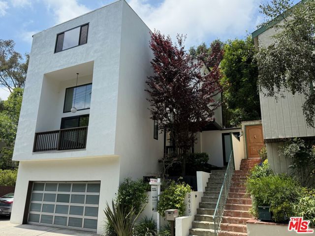 2415 Laurel Pass / Bypass, Los Angeles CA: https://media.crmls.org/mediaz/cc516df7-923f-4644-b8f7-eecb86baf860.jpg