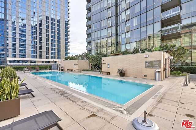 1155 S Grand Avenue, Los Angeles CA: https://media.crmls.org/mediaz/cc516fe5-f81a-433a-af16-de883dd932ea.jpg