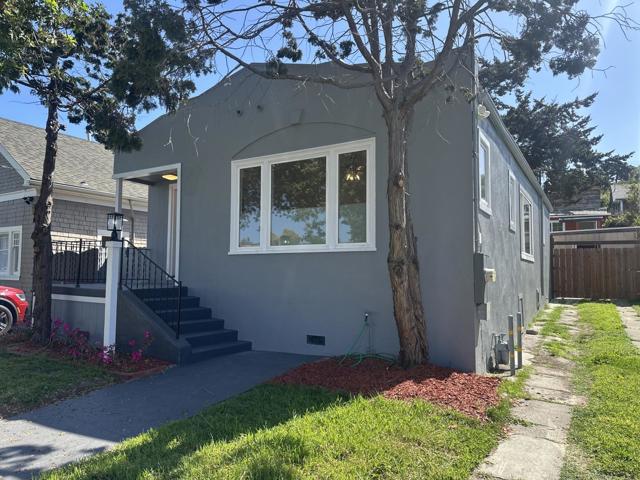 3050 22nd Avenue, Oakland CA: https://media.crmls.org/mediaz/cc522c48-de13-4d4c-8c62-b9a40bbb7e05.jpg