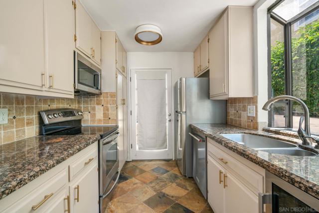 2544 Navarra Rd, Carlsbad CA: https://media.crmls.org/mediaz/cc52bd14-a5cf-46b7-91ef-dfa3d321577d.jpg