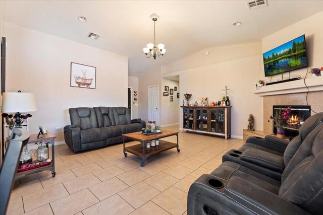 7562 Inca Trail, Yucca Valley CA: https://media.crmls.org/mediaz/cc52e297-3230-446e-b712-83586cb36a46.jpg