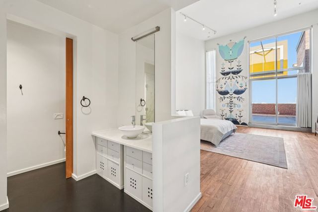 1850 Industrial Street, Los Angeles CA: https://media.crmls.org/mediaz/cc542aac-a5c8-4381-9144-11652600db42.jpg