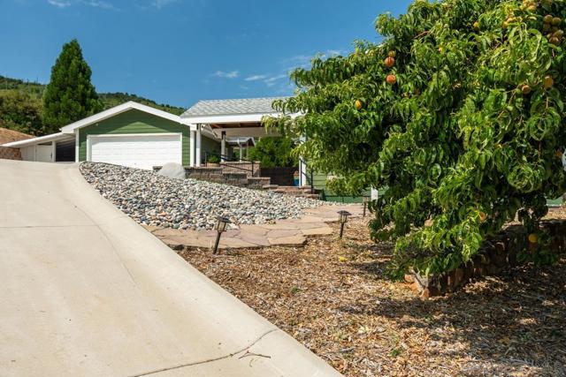 16690 Iron Springs Rd, Julian CA: https://media.crmls.org/mediaz/cc55af59-defd-48d8-be26-f66f5eb79591.jpg