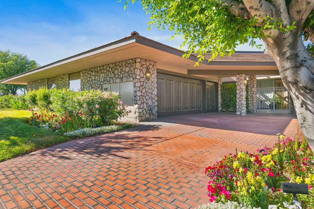 12 Sussex Court, Rancho Mirage CA: https://media.crmls.org/mediaz/cc5608cf-f027-44f0-a2ce-07f078cdbda6.jpg