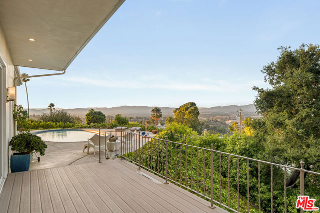 3340 Scadlock Lane, Sherman Oaks CA: https://media.crmls.org/mediaz/cc56f561-c8bb-4c61-aded-0f83b840c216.jpg