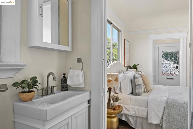 806 54Th St, Oakland CA: https://media.crmls.org/mediaz/cc578a58-3fc2-4361-b91e-48ba1468a64a.jpg