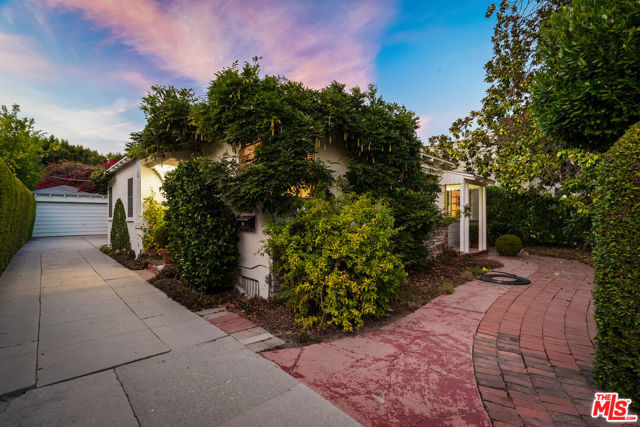 10941 Peach Grove Street, Toluca Lake CA: https://media.crmls.org/mediaz/cc5b8826-3596-4dcc-9dbd-b600ce17e5c1.jpg