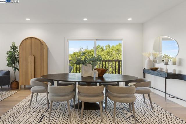 10336 Greenview Dr, Oakland CA: https://media.crmls.org/mediaz/cc5ccc87-101e-406d-a2e2-8501c9ec366d.jpg