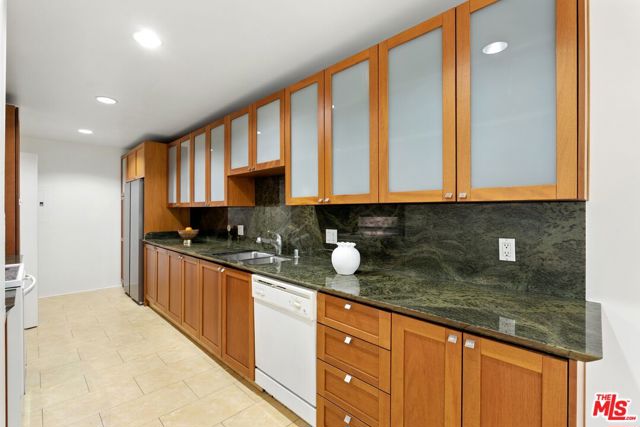 429 N Oakhurst Drive, Beverly Hills CA: https://media.crmls.org/mediaz/cc5f3e5c-f8ab-4c8e-a54c-b773192875d5.jpg