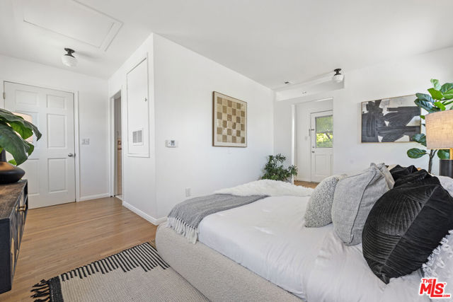1205 Appleton Way, Venice CA: https://media.crmls.org/mediaz/cc60053f-1284-4678-a230-229b7b2f7f4c.jpg