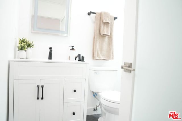 4243 W 58th Place, Los Angeles CA: https://media.crmls.org/mediaz/cc60aa76-89ae-4dd8-9f61-0f568cb84234.jpg