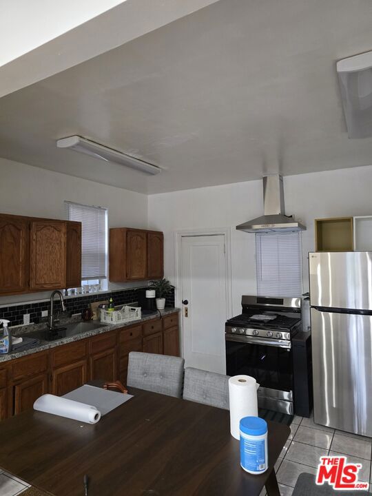 1414 S Wilton Place, Los Angeles CA: https://media.crmls.org/mediaz/cc618255-4e53-4ac1-858c-41114d95e8a4.jpg