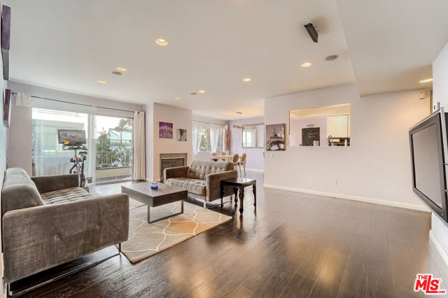 910 S HOLT Avenue, Los Angeles CA: https://media.crmls.org/mediaz/cc62ff0b-dd2c-404d-a749-19486d28405b.jpg