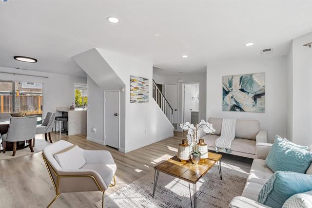 427 Summerwood Dr, Fremont CA: https://media.crmls.org/mediaz/cc639833-52ba-4b85-ab9e-de5c5adb2902.jpg