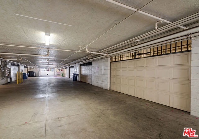 1331 N Sycamore Avenue, Los Angeles CA: https://media.crmls.org/mediaz/cc640dac-07eb-4fcc-8340-4d2d4ad14ac8.jpg