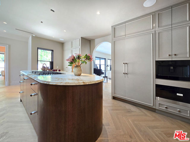 2288 Coldwater Canyon Drive, Beverly Hills CA: https://media.crmls.org/mediaz/cc64308f-8ddb-4a05-a1f0-fd5b4eda7cfd.jpg