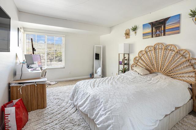 4887 Bella Pacific Row, San Diego CA: https://media.crmls.org/mediaz/cc64e2a9-0e31-41a2-a376-ab77ac81c379.jpg