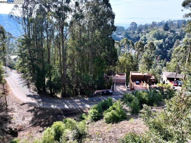 7590 Skyline Blvd, Oakland CA: https://media.crmls.org/mediaz/cc654204-bdc9-4b62-a14b-67fb1ee80865.jpg
