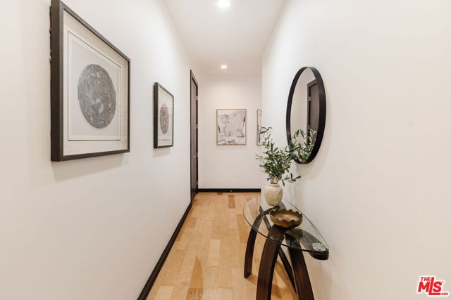 655 S Hope Street, Los Angeles CA: https://media.crmls.org/mediaz/cc6793bc-e710-4fc7-bc37-b0b2015a68f7.jpg