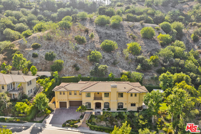 3697 Benedict Canyon Lane, Sherman Oaks CA: https://media.crmls.org/mediaz/cc69bc3e-d2fd-4a0a-8376-97307b63dafb.jpg