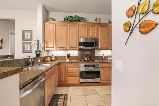 81673 Avenida Alturas, Indio CA: https://media.crmls.org/mediaz/cc6a39aa-f7e8-4015-a2ba-8fe8e50c7394.jpg