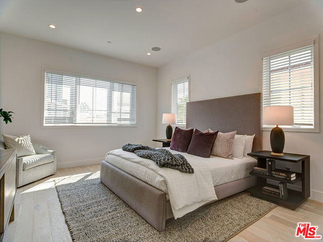 11979 Mayfield Avenue, Los Angeles CA: https://media.crmls.org/mediaz/cc6ae947-c255-48ce-86f9-a853ce4bbe49.jpg