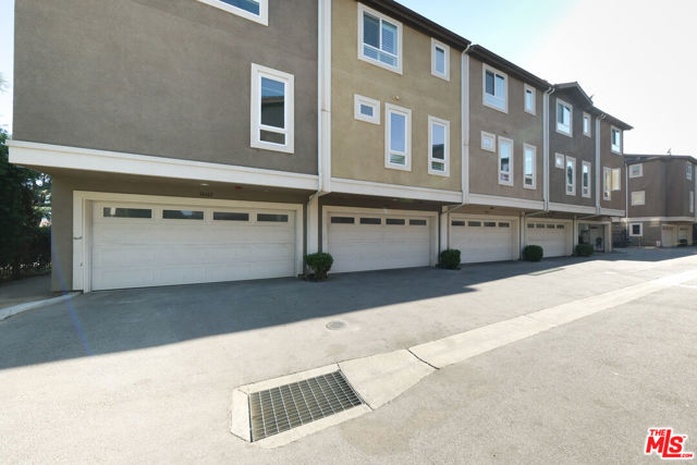 14661 Sherman Way, Van Nuys CA: https://media.crmls.org/mediaz/cc6c37d3-581b-477e-ac64-6f2b956193ee.jpg