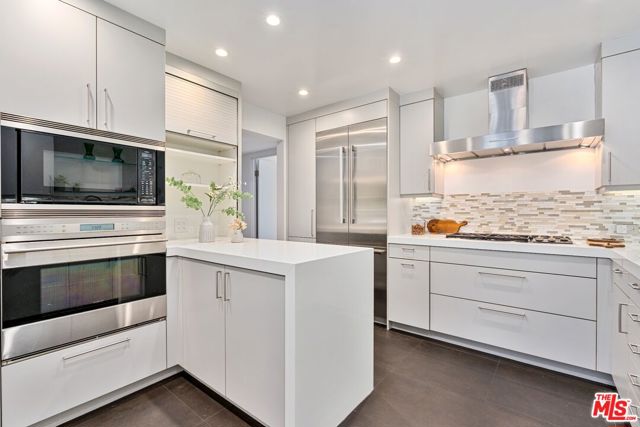 1730 California Avenue, Santa Monica CA: https://media.crmls.org/mediaz/cc6c849f-4106-4852-a4c8-3a118bb29418.jpg