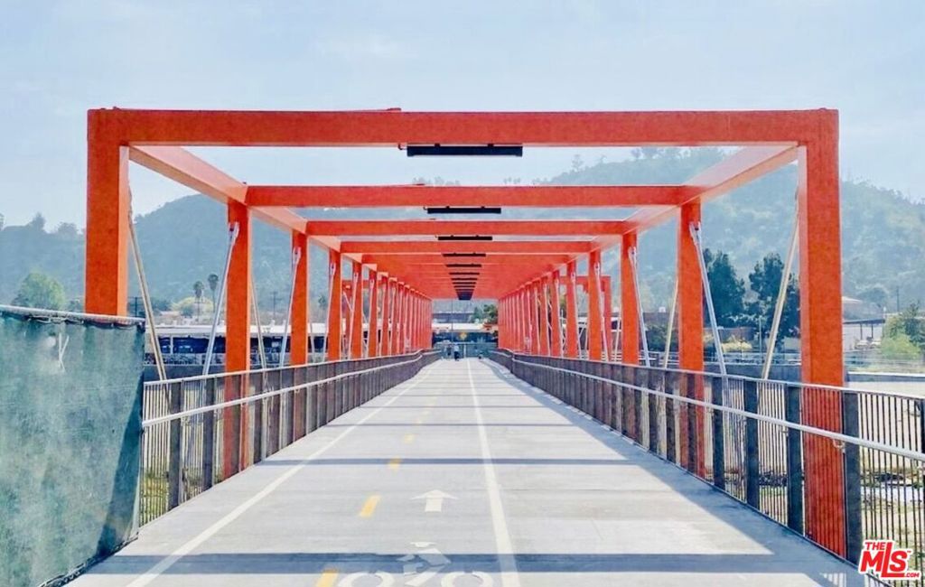 https://media.crmls.org/mediaz/cc6d54b0-40ee-4c95-bef4-2c2fb1035eb3.jpg?preset=X-Large