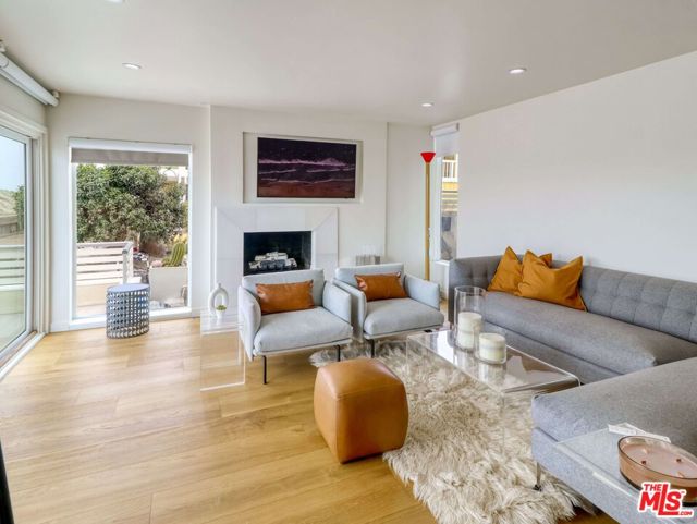 6601 E Seaside Walk, Long Beach CA: https://media.crmls.org/mediaz/cc6d88bb-f619-409f-9928-33be3999a76f.jpg