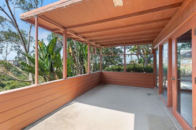 415 W Nutmeg St, San Diego CA: https://media.crmls.org/mediaz/cc6d8e4d-03df-4670-b886-1cc3672be05c.jpg