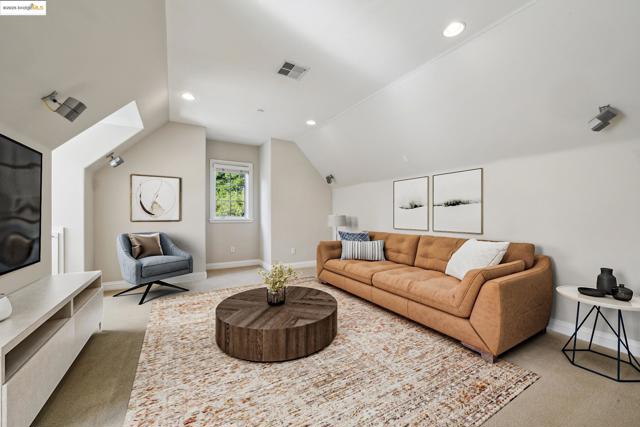 21 Samantha Dr, Lafayette CA: https://media.crmls.org/mediaz/cc6f02cc-a5f7-4cdd-8749-f3d9de5cecca.jpg