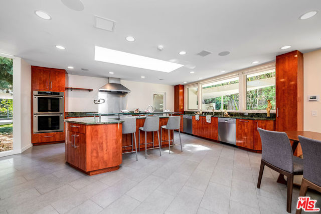 1010 N Rexford Drive, Beverly Hills CA: https://media.crmls.org/mediaz/cc6f129a-a09d-4bb5-87a0-1e6a6887e468.jpg