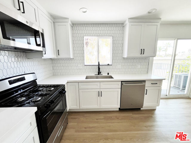 4180 Marlton Avenue, Los Angeles CA: https://media.crmls.org/mediaz/cc6f1e89-8384-453c-89ab-aee191351eb5.jpg