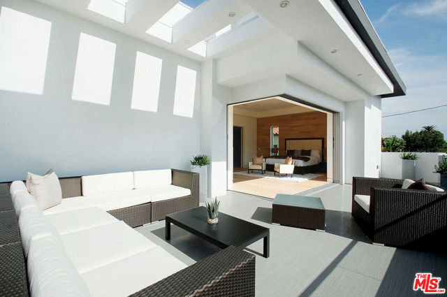429 N Sweetzer Avenue, Los Angeles CA: https://media.crmls.org/mediaz/cc6f61f9-d262-44ef-8fac-e75284e8ee92.jpg
