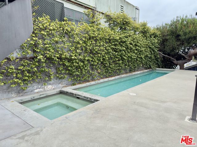 2714 4th Street, Santa Monica CA: https://media.crmls.org/mediaz/cc6f6eaa-8262-40f6-9f74-c6973ab13878.jpg