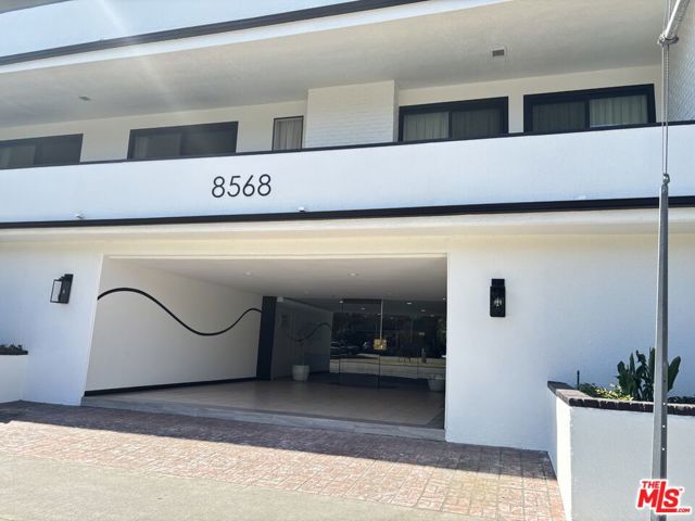8568 Burton Way, Los Angeles CA: https://media.crmls.org/mediaz/cc705b3b-8c7c-43ee-8034-df1ede3ccfda.jpg