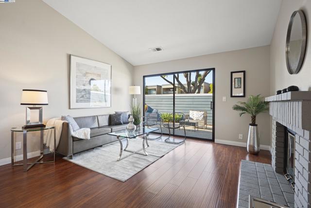 3525 Mcsherry Way, Alameda CA: https://media.crmls.org/mediaz/cc710634-7cc2-4c04-8d7c-8241df1e431a.jpg
